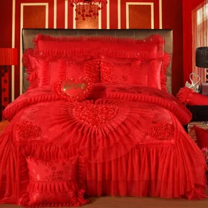 Parure de lit en coton satin jacquard rouge avec dentelle en forme de coeur pour chambre romantique