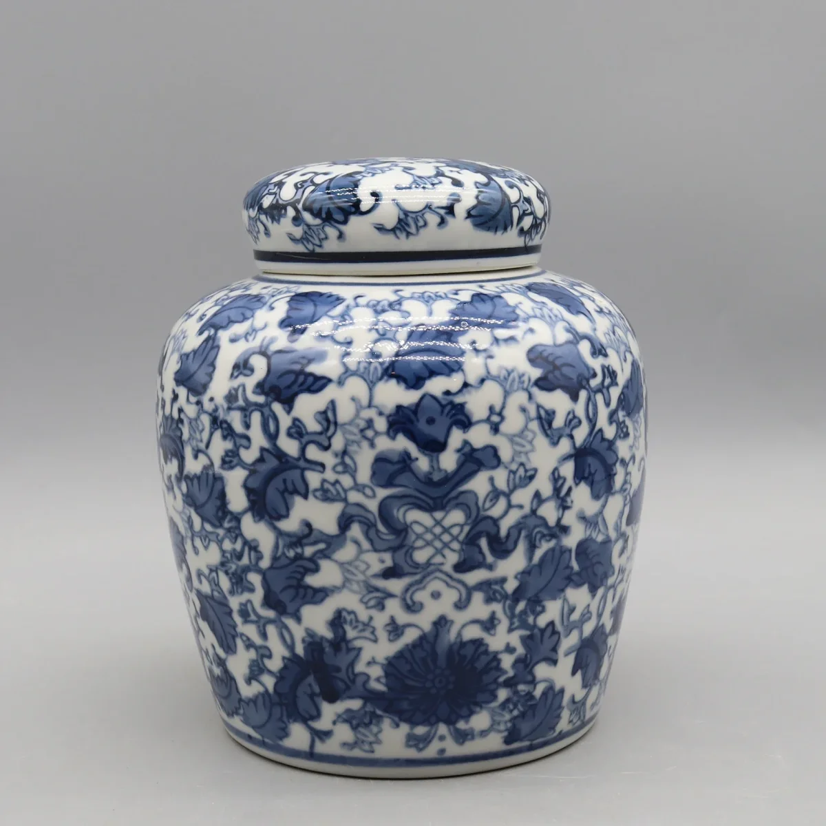 Vase en céramique émaillée bleu et blanc style antique – Image 2