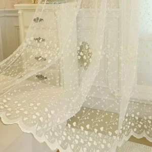 Voilage blanc cassé motif floral