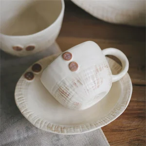 Tasse et sous-tasse en céramique embossée bouton, ensemble café design