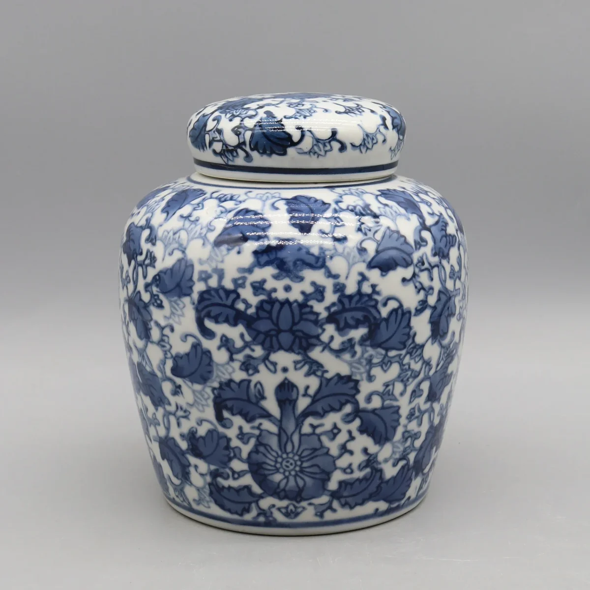 Vase en céramique émaillée bleu et blanc style antique – Image 4