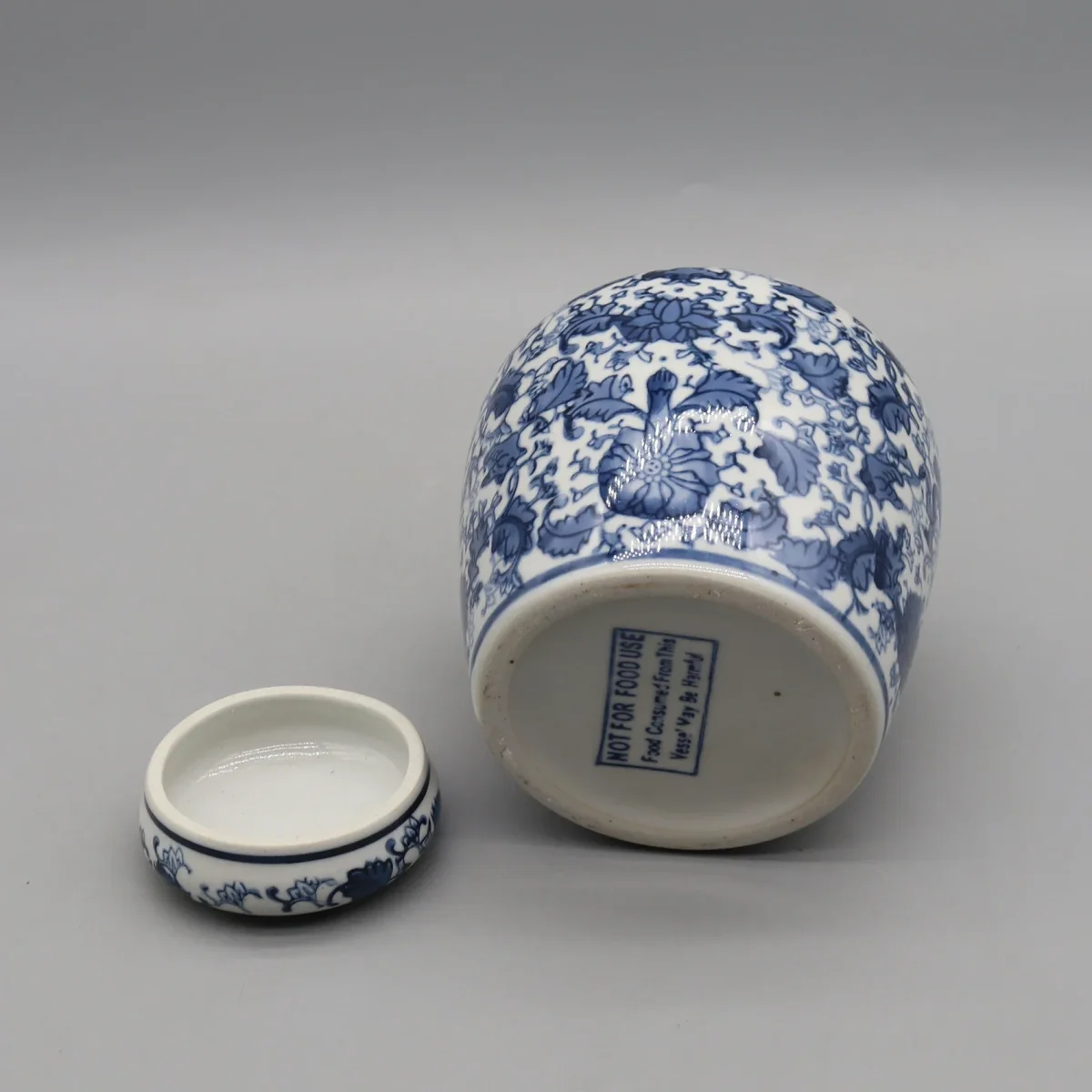 Vase en céramique émaillée bleu et blanc style antique – Image 6