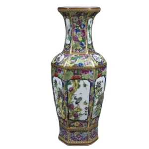 Vase hexagonal en porcelaine émaillée aux fleurs et oiseaux décoratifs.
