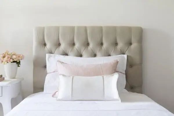 Tête de lit en lin à boutons style français avec pieds en bois chêne pour chambre à coucher – Image 4