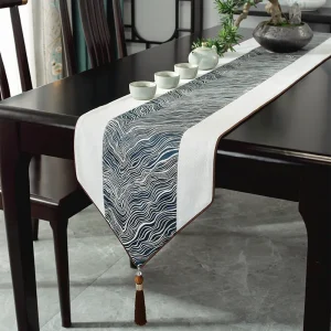 Chemin de table jacquard polyester luxe avec franges et broderie.