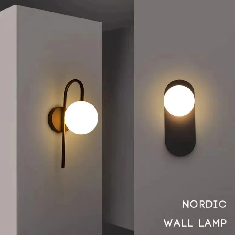 Applique murale dorée avec boule en verre laiteux, décoration intérieure moderne pour chambre