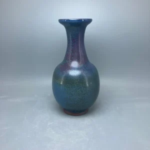 Vase en céramique charbon vert texturé pour décoration intérieure
