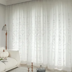 Magnifiques rideaux en tulle brodés blancs pour un intérieur élégant et lumineux