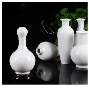 Vase en porcelaine blanche finition lisse décoration intérieure élégante