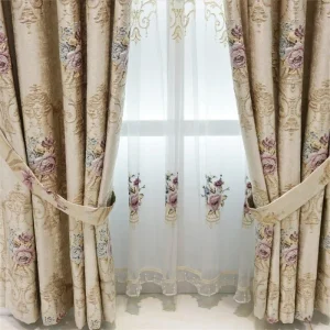 Rideau beige doré classique à motifs floraux