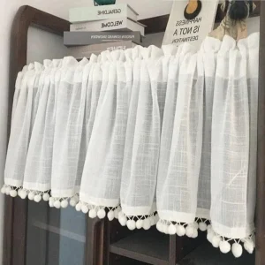 Petit voilage blanc bohème avec pompons